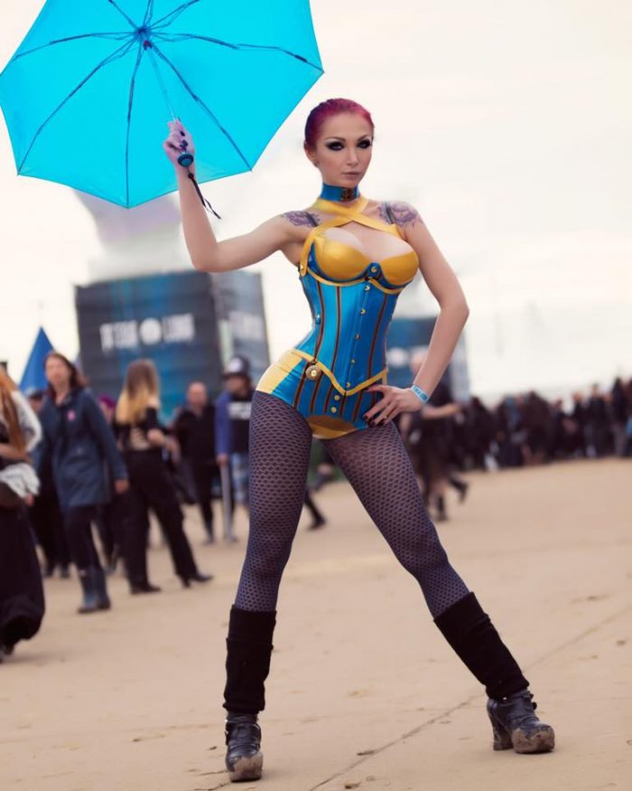 Susan Wayland at the M’era Luna Festival in Flugplatz Hildesheim-Drispenstedt, Germany. Wearing the Madame Verne-Well Latex Underbust Corset with matching bra, briefs and collar.